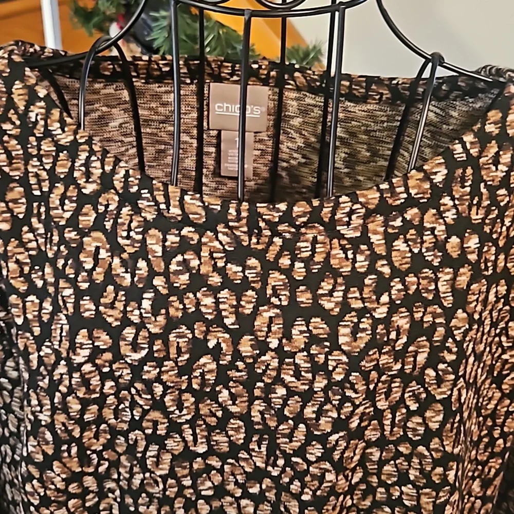 👚CHICO'S ABSTRACT PRINT TOP👚 - Picture 6 of 9